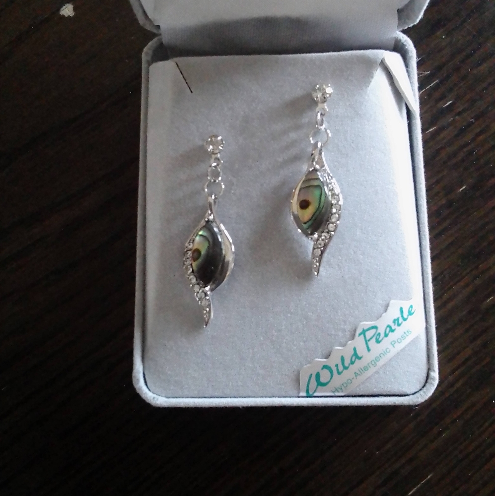 Wilde Pearl dangle earrings. Beautiful with crystal accents. Almost 1 1/2 inches